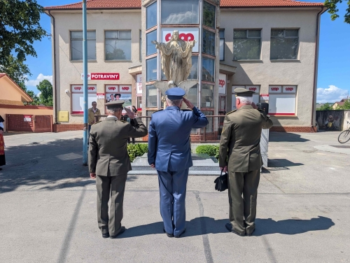Oslava oslobodenia obce a vysvätenie zreštaurovaného kríža – fotografia 12