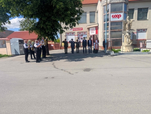 Oslava oslobodenia obce a vysvätenie zreštaurovaného kríža – fotografia 5