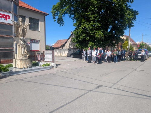 Oslava oslobodenia obce a vysvätenie zreštaurovaného kríža – fotografia 1