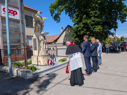 Oslava oslobodenia obce a vysvätenie zreštaurovaného kríža – fotografia 3