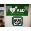 Obec Podolie disponuje novým AED (automatický externý defibrilátor)